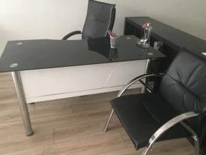 Spot büro mobilyası deri koltukları uygun cazip fiyat 156-AB 17 ikinci el cam ofis masası, paslanmaz ayaklı, füme renginde ucuz fiyat!
