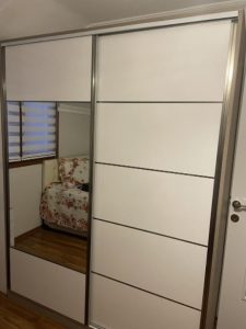 Kullanılmış yuvarlak yatak tertemiz sapasağlam yatak odası mobilyası 10 Temiz sağlam ve şık aynalı sürgülü elbise dolabı