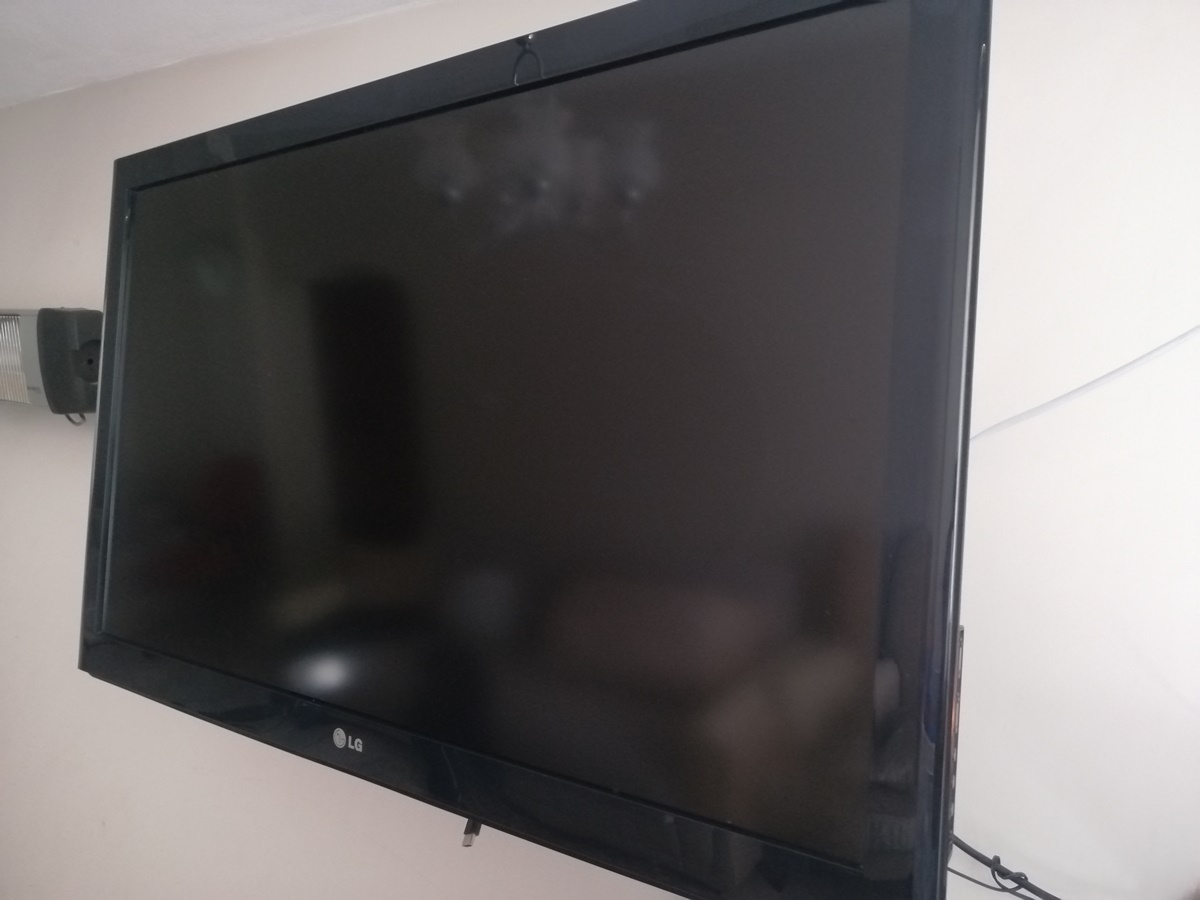 ikinci el LG 106 ekran LCD televizyon 1