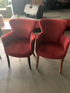 Mini polyester yuvarlak masa 9 Temiz kullanılmış 13 adet ikinci el cafe sandalyesi FİYATI: 400 TL (ADET)