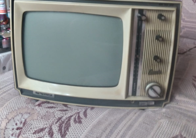 Antika çanta tipi siyah beyaz tüplü televizyon 37 ekran