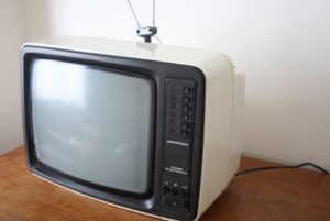 Kullanılmış ama hatasız vestel 127 ekran uydu alıcılı 4K smart LED televizyon 12 SİYAH BEYAZ ANTİKA TELEVİZYON HALA ÇALIŞIYOR